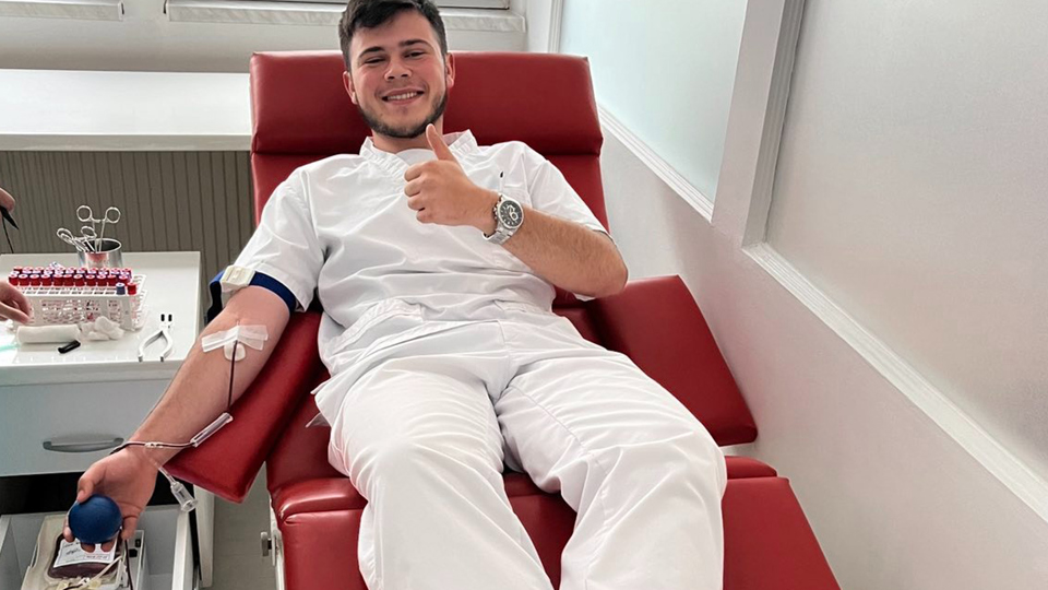 12 Mladih Davalaca Krvi
