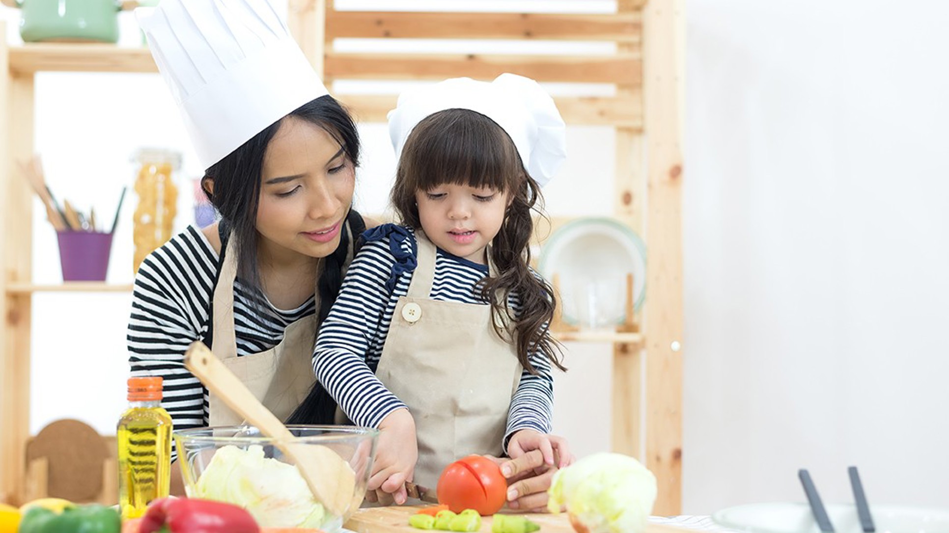 Već od druge godine djeca mogu učiti da kuhaju