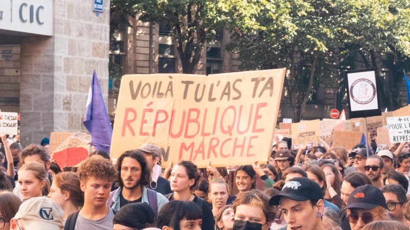 Mobiteli i socijalizam