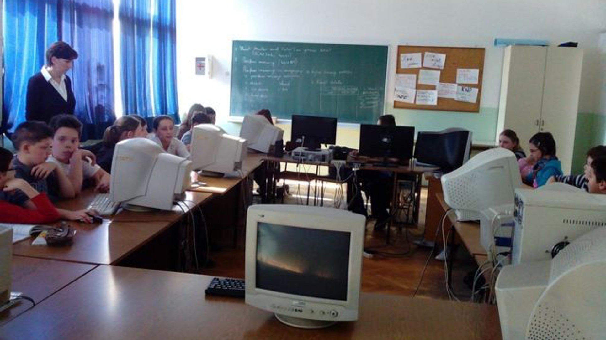 Diploma na grani i miš u ruci
