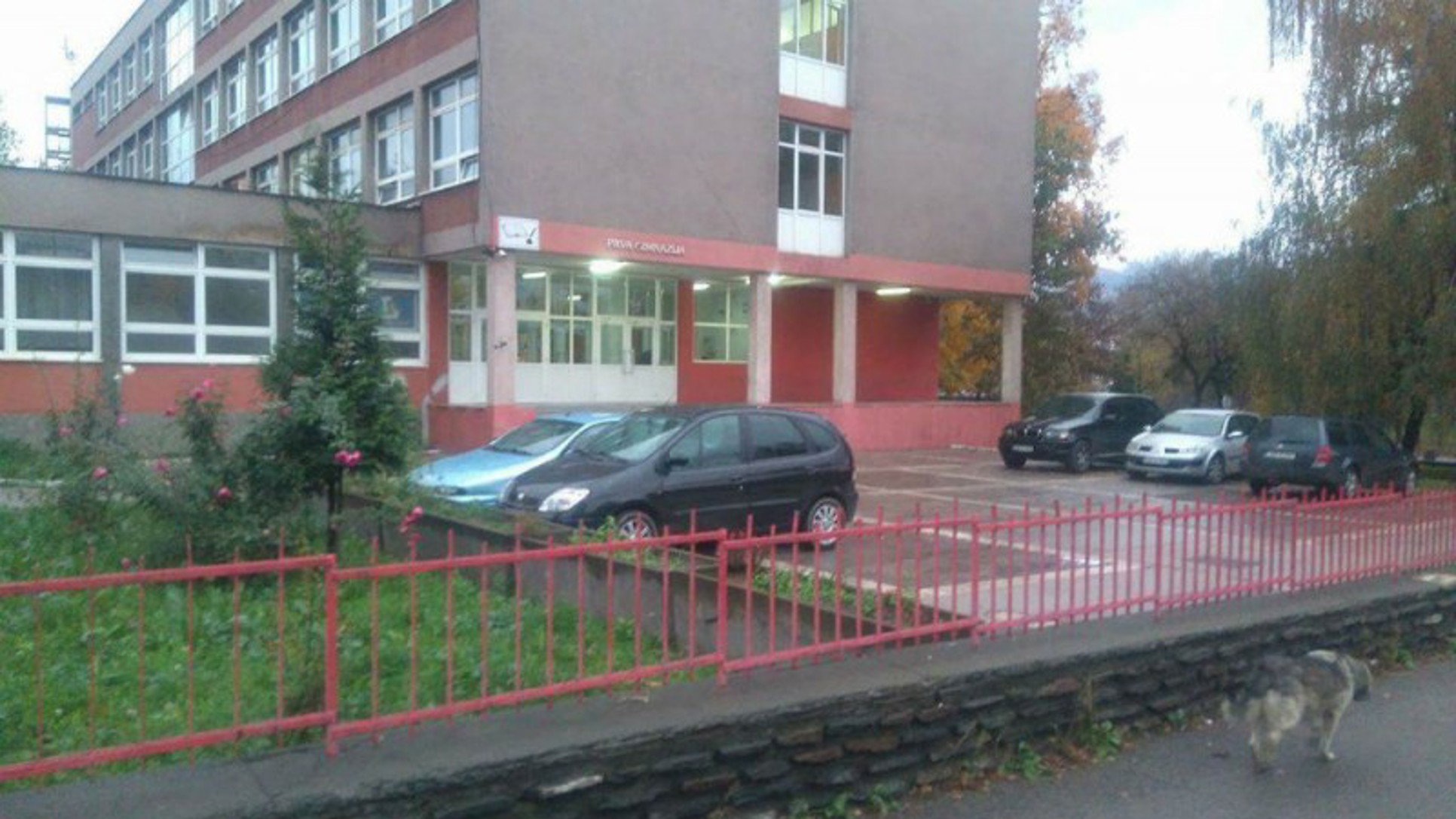 Školska dvorišta kao parkirališta